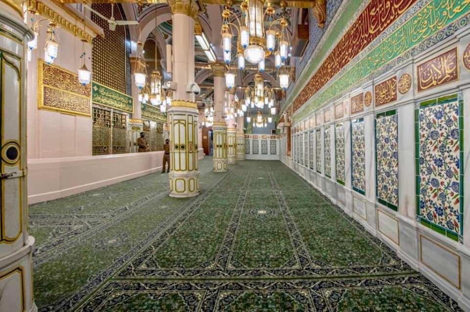 <p>Nebevi, Arapça’da “Peygambere ait” anlamına gelir. Mescidi Nebevi Hz. Muhammed’in (sav) kabrinin de içerisinde yer aldığı mescittir. </p>