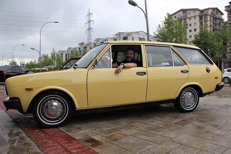 <p>Bursa'da klasik otomobil meraklısı genç, gözü gibi baktığı 2 klasik aracını sıfır otomobil fiyatına satıyor.<br />
 </p>
