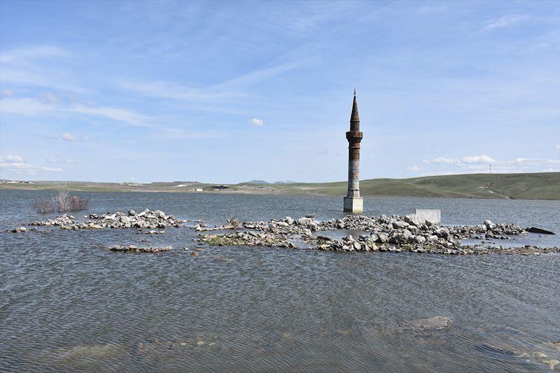 <p>Kars ve Digor ovalarında 475 bin dekar tarım arazisine "can suyu" olan baraj altındaki Boğazköy ve Çamçavuş köyleri ilgi çekiyor. </p>

<p> </p>
