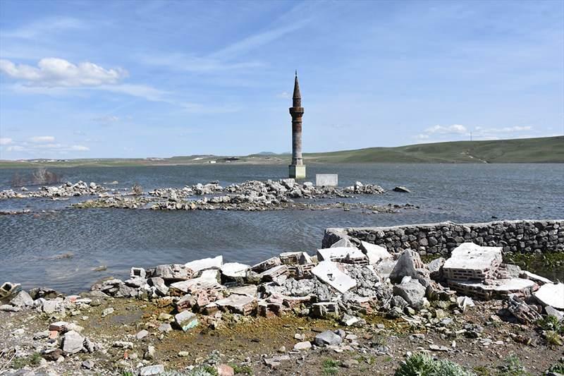 <p>Sular altında kalan köylerin farklı görüntüler oluşturduğu baraj, fotoğraf tutkunlarının da vazgeçilmez adresleri arasında yer alıyor.</p>
