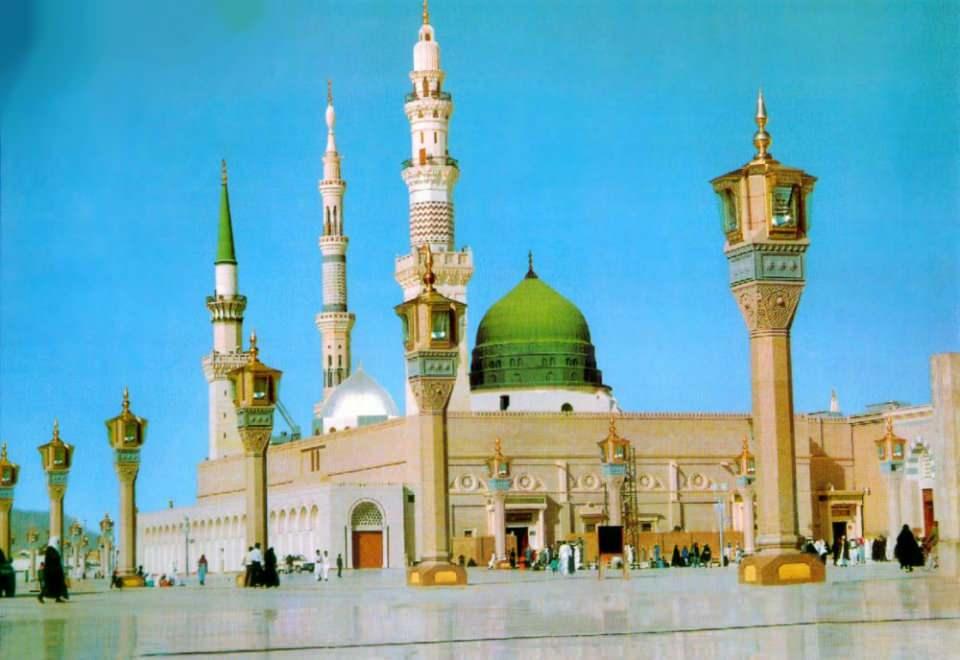 <p>Hz. Muhammed 622 yılında Medine’ye vardığında Müslümanlar onu şehir girişinde karşıladılar. Kendisine çok sayıda davet eden olduğundan ve kimseyi üzmemek için, devesi Kasva’yı serbest bırakmalarını ve onun çöktüğü yere en yakın evde konaklayacağını söyledi. Kavsa, Malik b. Neccaroğullarının evlerinin önünde çökünce, buraya en yakın evin sahibi Ebü Eyyüb el- Ensari’ye konuk oldu. Kasva’nın çöktüğü ve Sehl ile Süheyl adında iki yetim çocuğa ait olan bu boş arazi Hz. Ebu Bekir tarafından satın alındı ve herkesin namaz ibadetini yerine getirebileceği bir mescit inşa edildi. Mescit’in 622 yılında temeli atılmış ve 623 yılında bitirilmiştir.</p>
<p> </p>