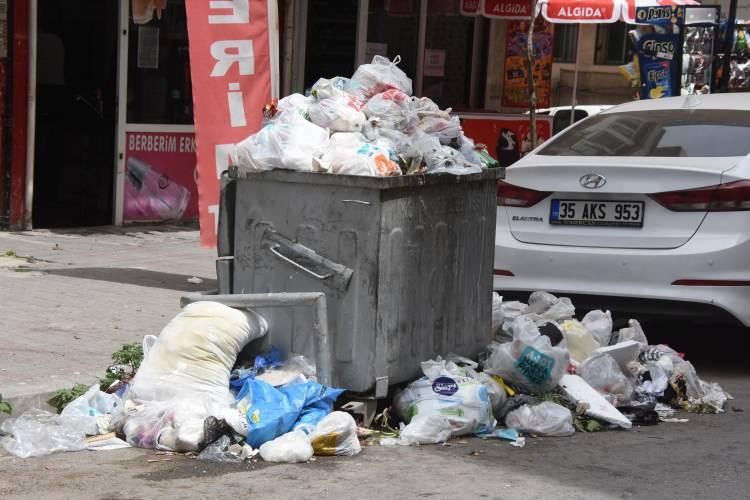 <p>Biriken çöpler sebebiyle sokak hayvanları ve sineklerin de arttığını söyleyen mahalleli, çöplerin bir an önce alınması gerektiğini belirtti.</p>
