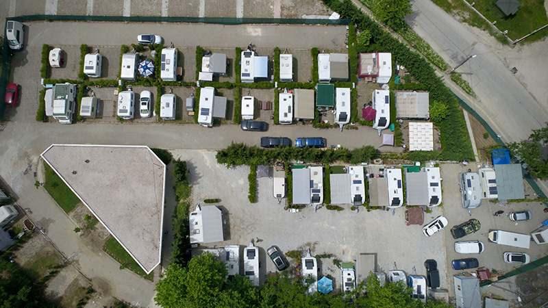<p>Karavanlarını sosyal mesafe kurallarına uyarak park eden ve adeta yeşil ve doğanın hükmettiği 2 bin yıllık Misi Köyü'nde karavanlarında yaşamaya başlayan aileler, komşularıyla sohbet edip bol bol sebze ve çiçek ektikleri bahçede zaman geçiriyor.</p>