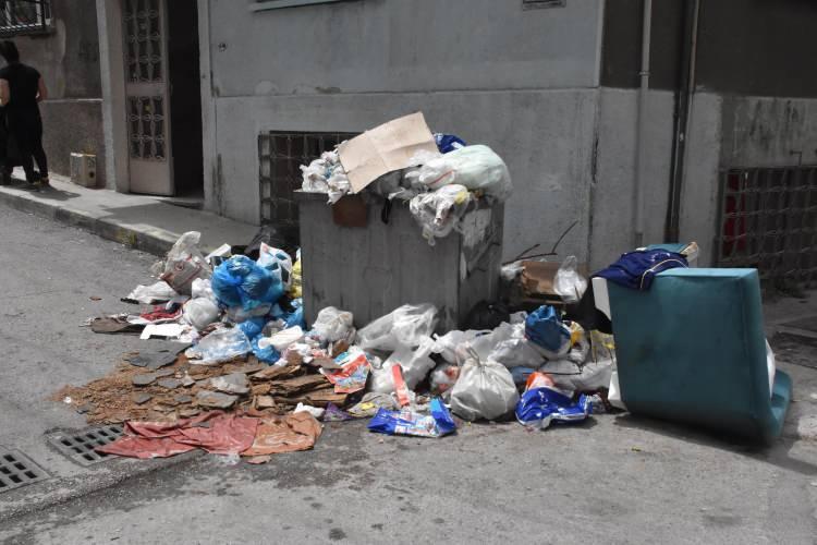 <p>Konak Belediyesi'nin bir an önce olaya el atması gerektiğini belirten Coşkun Urcan (58), "Çöpler çok kötü bir durumda. </p>
