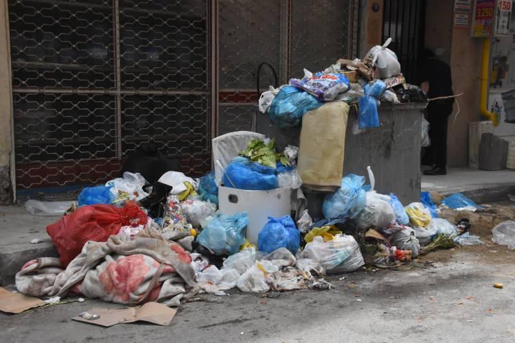 <p>İzmir'in Konak ilçesinde, iddiaya göre belediye ekiplerinin iki gündür gelmemesi üzerine mahalledeki çöpler konteynerlerden sokaklara taştı. Belediyeye çağrıda bulunan mahalle halkı, çöplerin bir an önce alınmasını istedi.</p>
