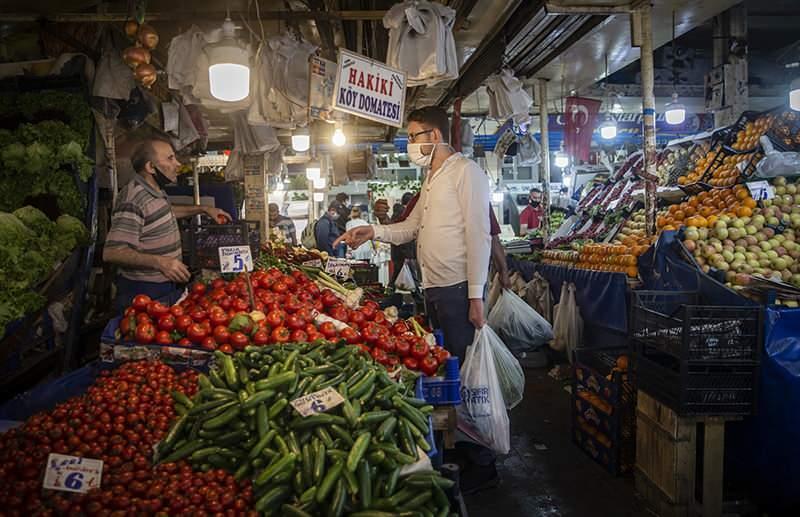 <p>Ulus hali, Mamak Şehitlik Pazarı ve diğer semt pazarlarında, mutfak alışverişi için dışarı çıkan vatandaşların yoğunluğu dikkati çekti.</p>
<p> </p>