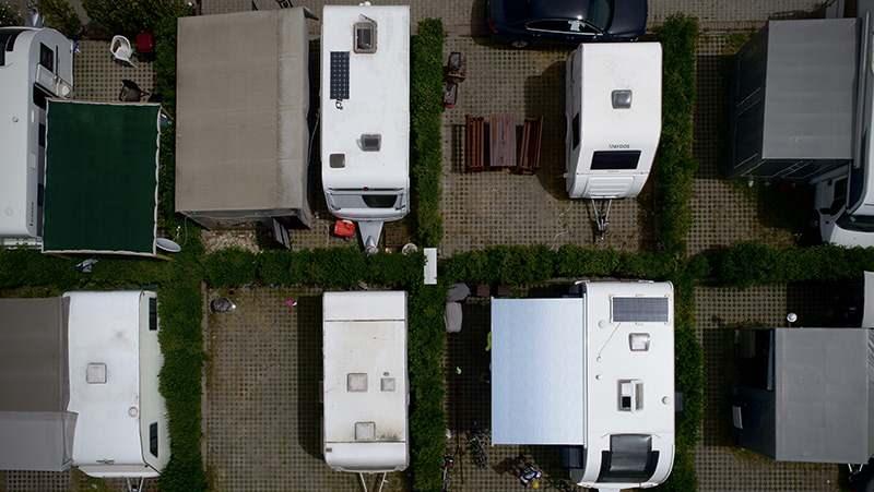 <p>Dış dünyadan izole olan ve sadece 50 karavanın bulunduğu parkta yaklaşık 100 vatandaş yaşıyor. Eski köy hayatını ve komşuluğun hasretini gideren vatandaşlar aynı zamanda can dostları olan kedi ve köpeklerle zaman geçirmenin de zevkini sürüyor. </p>