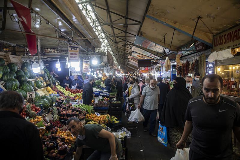 <p><strong>- Semt pazarlarında yoğunluk</strong></p>
<p>Bazı vatandaşlar ise bu gece başlayacak Ramazan Bayramı'nı da kapsayan 4 günlük sokağa çıkma kısıtlaması öncesi marketlerde alışveriş yaptı.</p>
<p> </p>