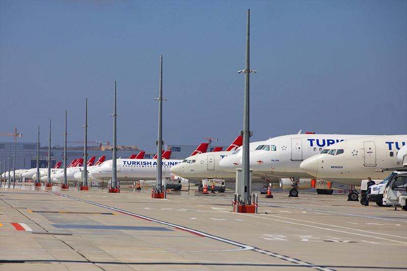 <p>Yolcu kapasitesinin ve hedeflerin büyümesiyle birlikte bayrak taşıyıcı, ilk yurt dışı seferini 1947 yılında, Ankara-İstanbul-Atina hattında gerçekleştirdi. TC-ABA tescil kodlu DC-3 uçağı ile gerçekleştirilen uçuş, toplamda 2 saat 40 dakika sürdü. THY, ilk Atina seferinden 4 yıl sonra, 1951 yılında Lefkoşa, Beyrut ve Kahire ile uluslararası uçuş noktalarını genişletti. 1960'lı yıllara gelindiğinde Türkiye pazarında kazandığı deneyim ile yurt dışı operasyonlarında başarılı bir strateji oluşturan bayrak taşıyıcı, henüz o yıllarda Avrupa’da adından söz ettirmeyi başardı.</p>
<p> </p>
