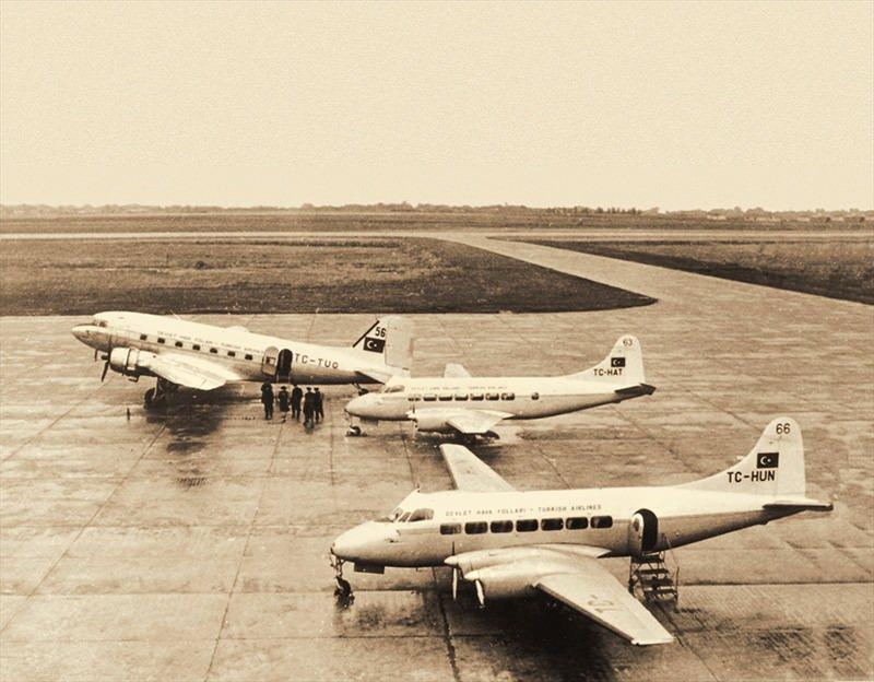 <p>Jet motorlu uçakların gökyüzünde görülmeye başlamasıyla birlikte THY'nin başarı yolculuğu da hız kazandı. Kuruluşunun 50. yılı olan 1983'te, 30 uçaklık filosu ve 4 bin 37 koltuk kapasitesiyle 3 farklı kıtaya uçuş gerçekleştiren THY, bu önemli yılı 2,5 milyon yolcu ve 30 bin ton kargo taşıyarak tamamladı. Yolcularının seyahat deneyimine yüksek derecede önem veren şirket, her ay milyonlarca yolcusuna sunduğu "Skylife" dergisini de ilk kez 1983 yılında "THY Magazin" adıyla yayınladı.</p>
<p> </p>