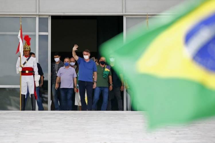 <p>Bolsonaro'nun Covid-19 tedavilerinde uygulanması için klorokin ilacı kullanım protokolünde değişiklik yapmasını istemesine Sağlık Bakanı Teich, bunun bilimsel bir dayanağı olmadığı gerekçesiyle karşı çıkmıştı.</p>

<p>Teich'in istifasında etkili olan diğer faktörün ise, Bolsonaro'nun ekonominin ön planda tutulmasına yönelik baskıları olduğu öne sürüldü.</p>
