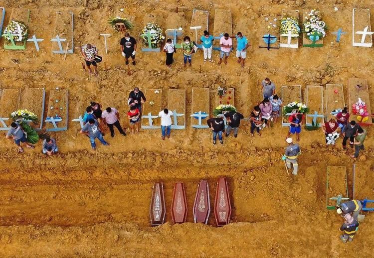 <p>Ülkede Covid-19 salgınının "merkez üssü" olarak nitelendirilen Guayaquil'de hastanelerin morglarının dolması ve cenaze hizmeti verilememesi nedeniyle halkın yakınlarını sokağa bıraktığı ve sokakta yaktığı görülmüştü.</p>
<p> </p>