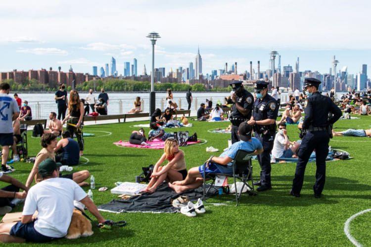 <p>Kıtada şu ana dek raporlanan 1 milyon 527 bin 664 hasta var. 90 binden fazla kişi yaşamını yitirdi. Salgının ülkedeki merkezi New York'ta ise tedbirler gevşetilmeye başlandı.</p>
<p> </p>