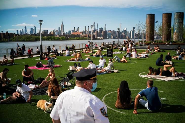 <p>New York polisinin sık sık devriye gezdiği parklarda, olis ekipleri 'yeni normal' hayatın kurallarına uymayan vatandaşları uyardı.</p>

<p> </p>
