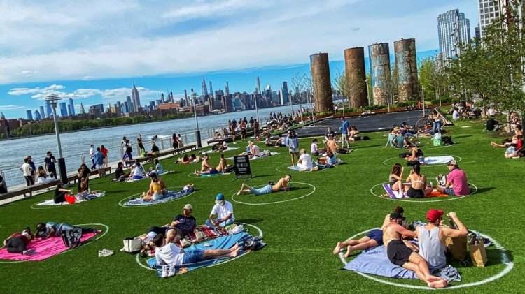 <p>Flushing Meadows Park'ta gönüllülerle birlikte maskesi olmayan vatandaşlara maske dağıtan De Blasio, kurallara uyulmazsa vaka artışının kaçınılmaz olduğunu söyledi.</p>
<p> </p>