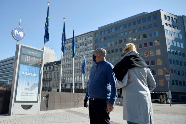 <p>İSPANYA'DA NORMALLEŞME SÜRECİ<br />
İspanya'da 4 Mayıs'ta yürürlüğe giren kademeli normalleşme süreci, bölgelere göre farklılık gösteriyor.</p>

<p>Ölü ve vaka sayılarına göre ülkedeki 17 özerk yönetim için ayrı planları yürürlüğe koyan hükümet, hafta başlarında bunları revize ederek seviye geçişlerine karar veriyor.</p>

<p>Dört aşamadan oluşan normalleşme süreci kapsamında 11 Mayıs'ta ülkenin yüzde 51'i ikinci aşamaya geçerken, bugün bu oranın yüzde 70'e çıkarılması kararlaştırıldı.</p>
