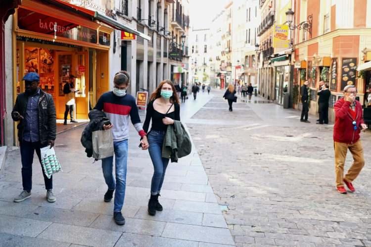 <p>HANGİ BÖLGELER BİRİNCİ AŞAMADA KALACAK<br />
Hükümet, salgının en fazla görüldüğü Madrid ve Barselona kentleri ile Castilla y Leon özerk yönetiminin yarısının, birinci aşamada kalmaya devam edeceğini açıkladı.</p>

<p>İspanya'nın turizm bölgelerinden Kanarya ve Balear Adalarına bağlı 4 ada (La Gomera, Formentera, El Hierro, La Graciosa) bugünden itibaren üçüncü aşamaya geçen yerler oldu.</p>

<p>Hükümetin bazı kurallarda değişiklik yaptığı aşamalar, şu şekilde uygulanacak:</p>
