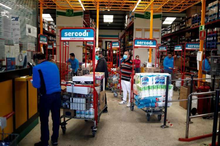 <p>&Uuml;&ccedil;&uuml;nc&uuml; aşamada da alışveriş merkezlerinin y&uuml;zde 40 kapasiteyle a&ccedil;ılması, restoran ve barların y&uuml;zde 40 doluluk oranıyla a&ccedil;ılması, orta&ouml;ğretim ve lise son sınıf &ouml;ğrencilerinin isteğe bağlı okullarda eğitime başlaması, kreşlerin a&ccedil;ılması, sinema, tiyatro ve konser salonlarının y&uuml;zde 33 kapasiteyle a&ccedil;ılması, otellerde ortak kullanım alanlarının y&uuml;zde 33 kapasiteyle a&ccedil;ılması, ibadet yerlerinde kapasitenin y&uuml;zde 50'ye &ccedil;ıkarılması &ouml;ng&ouml;r&uuml;ld&uuml;."</p>

<p>AVUSTURYA'DA İLK&Ouml;ĞRETİMDE DERSBAŞI YAPILACAK<br />
Avusturya'da &ouml;nlemleri gevşetme s&uuml;recinde &uuml;&ccedil;&uuml;nc&uuml; adım olarak, bug&uuml;nden itibaren ilk&ouml;ğretim okullarında eğitime yeniden başlanacak.</p>

<p>Okullarda sosyal mesafe, hijyen ve 11 yaş &uuml;st&uuml; &ouml;ğrenciler i&ccedil;in maske kullanma zorunluluğu &ouml;ng&ouml;r&uuml;ld&uuml;. Ortalama 30 &ouml;ğrenciden oluşan sınıflar iki gruba ayrılırken, haftanın ilk &uuml;&ccedil; g&uuml;n&uuml; ilk grup, son iki g&uuml;n&uuml; ise ikinci grup eğitim g&ouml;recek.</p>
