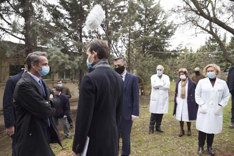 <p>İ&Ccedil; HATLARDA U&Ccedil;UŞLAR BAŞLAYACAK<br />
U&ccedil;aklar sıkı sağlık kontrolleri altında i&ccedil; hatlarda yolcu taşımaya başlayacak. Uluslararası u&ccedil;uşlar i&ccedil;in sadece, başkent Atina'daki Eleftherios Venizelos Havaalanı kullanılacak.</p>

<p>Schengen vatandaşları ve Avrupa &uuml;lkelerinde uzun s&uuml;reli ikamet izni olan &uuml;&ccedil;&uuml;nc&uuml; &uuml;lke vatandaşları, Yunanistan'a giriş yapabilecek.</p>
