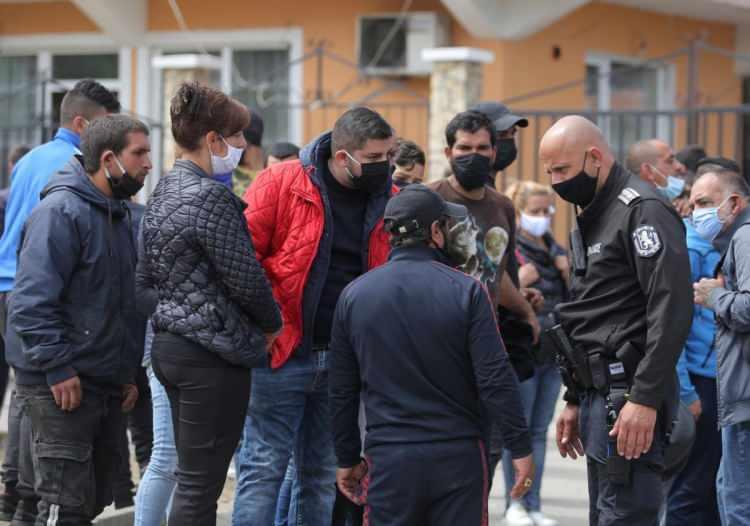 <p>PORTEKİZ'DE LİSE &Ouml;ĞRENCİLERİ OKULA D&Ouml;N&Uuml;YOR<br />
Portekiz'de kademeli normalleşme s&uuml;reci kapsamında lise &ouml;ğrencileri bug&uuml;n okullarına d&ouml;nerken, diğer t&uuml;m sınıflar bu &ouml;ğrenim sezonunu uzaktan eğitimle tamamlayacak.</p>

<p>Polonya'da da g&uuml;zellik salonu ve kuaf&ouml;rler bug&uuml;n yeniden hizmete girecek, restoran ve kafeteryalar belirli koşullar altında yeniden kapılarını a&ccedil;acak.</p>

<p>Bug&uuml;nden itibaren toplu taşımayı daha fazla yolcunun kullanmasına izin verilecek, ayrıca kiliselerde 10 metrekareye 1 kişi denk gelecek şekilde ibadet yapılmasına da izin verilecek.</p>
