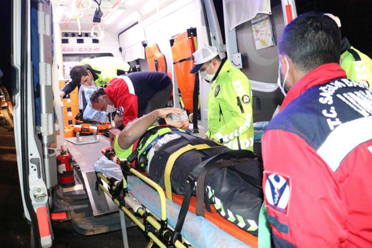 <p>Kazada, 15 KE 918 plakalı otomobilin sürücüsü uzman çavuş Ahmet A. da yaralanırken, olay yerine ihbar üzerine çok sayıda polis ve 112 Acil Servis ekibi sevk edildi.</p>