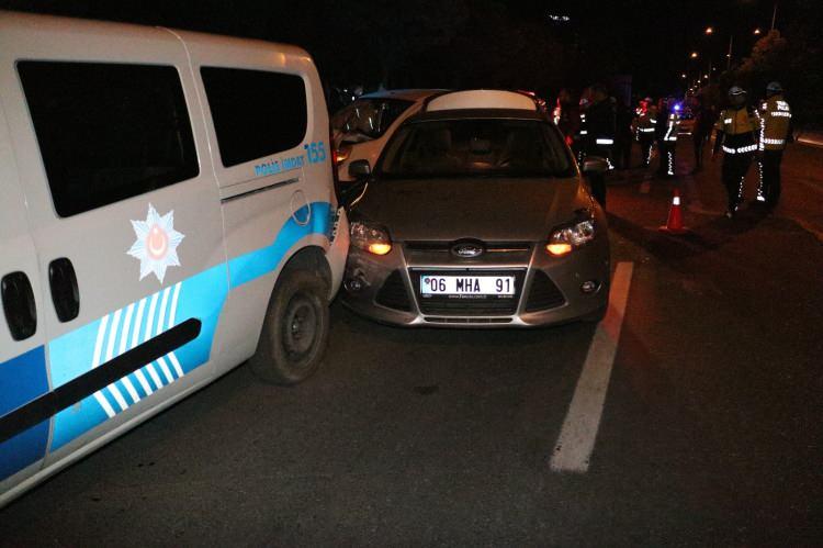 <p>Öte yandan uygulama noktasına hızla girerek beklemekte olan 2 otomobile çarpan 06 DN 3291 plakalı hafif ticari aracın sürücüsü Abdukerim G.’nin alkollü olduğu tespit edildi. </p>