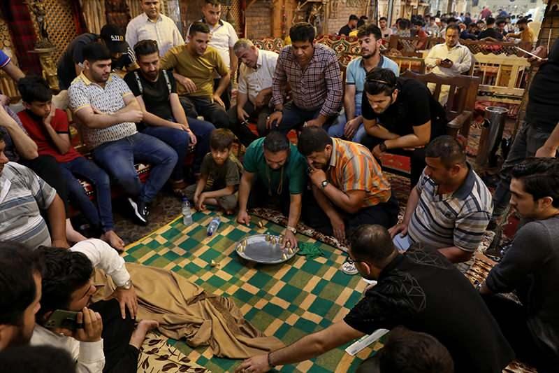 <p>Irak'ın Erbil kentinde, Türkmenlerin geleneksel "sini zarf" oyunu, ramazan gecelerinin vazgeçilmez eğlencesi olarak her kesimden insanı bir araya getiriyor. </p>

<p> </p>
