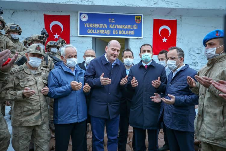 <p>İçişleri Bakanı Süleyman Soylu, Hakkari'nin Yüksekova ilçesinde İkiyaka Dağları'ndaki Göllerbaşı Üs Bölgesi'nin açılışını yaptı.</p>
