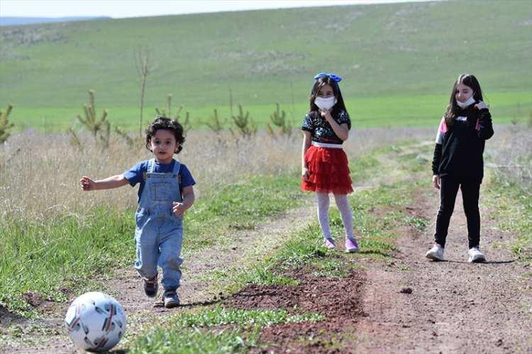 <p>Kars'ta, yeni tip koronavirüs (Kovid-19) salgını tedbirleri kapsamında sokağa çıkmaları kısıtlanan 14 yaş altı çocuklar, bir hafta aradan sonra yeniden dışarıya çıktı. </p>

<p> </p>
