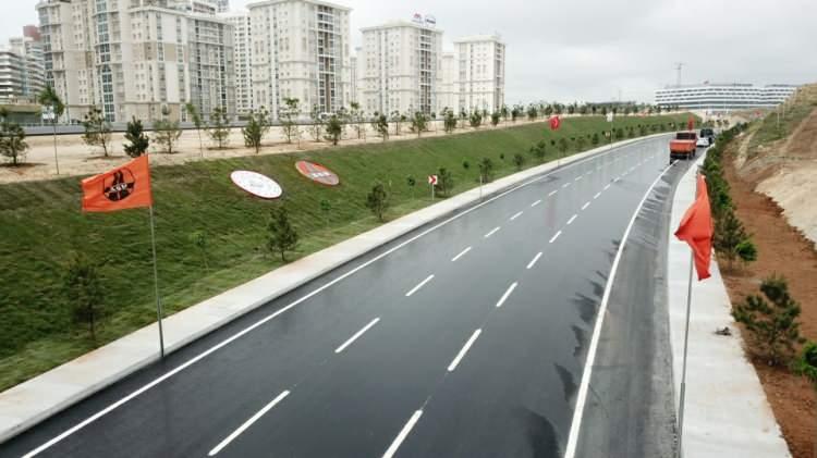 <p>İstanbul Büyükşehir Belediyesi Genel Sekreter Yardımcısı Mehmet Murat Kalkanlı'nın İstanbul Valiliği'ne gönderdiği yazıda; İstanbul Büyükşehir Belediyesi'nin, Başakşehir Şehir Hastanesi'nin bağlantı yollarıyla ilgili çalışma yapamayacağı belirtilerek, "Kurumumuzun içinde bulunduğu ekonomik koşullar ve 2020 bütçemiz dikkate alındığında söz konusu talebin tarafımızca yerine getirilmesi mümkün görülmemektedir" denilmişti. </p>