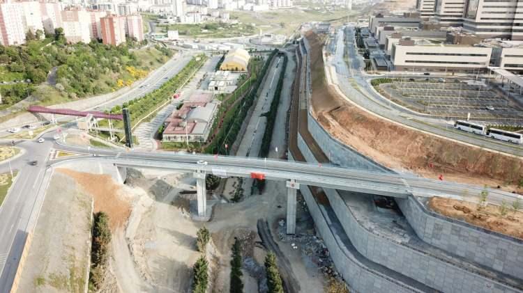 <p>Sözde İstanbullulara hizmet için gelen İmamoğlu'nun yapamadığı yollar Başkan Erdoğan'ın talimatıyla Ulaştırma ve Altyapı Bakanlığı tarafından yapıldı. </p>