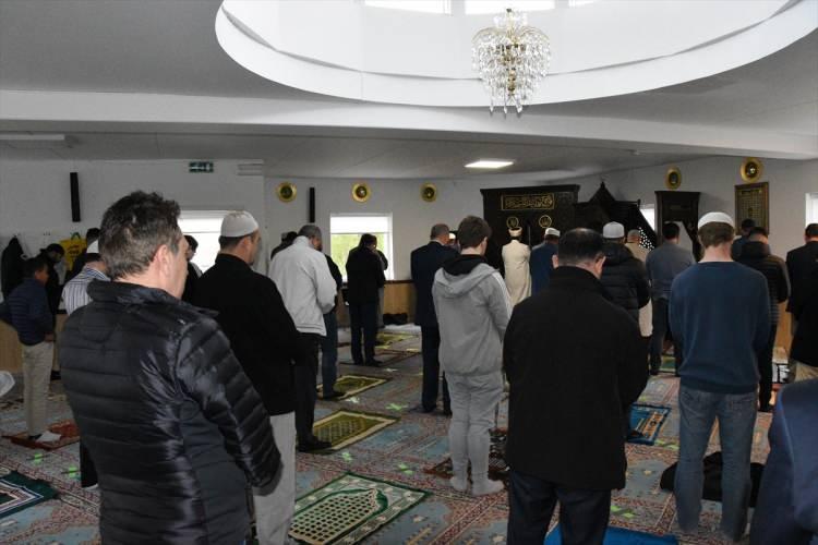 <p>Danimarka'da bazı camilerde, yeni tip koronavirüs (Kovid-19) salgını nedeniyle alınan önlemlere uygun olarak bayram namazı kılındı. Başkent Kopenhag'ın yaklaşık 45 kilometre kuzeyindeki Helsingör şehrinde Danimarka İslam Toplumuna bağlı Merve Camisi'nde Ramazan Bayramı namazı eda edildi.</p>
