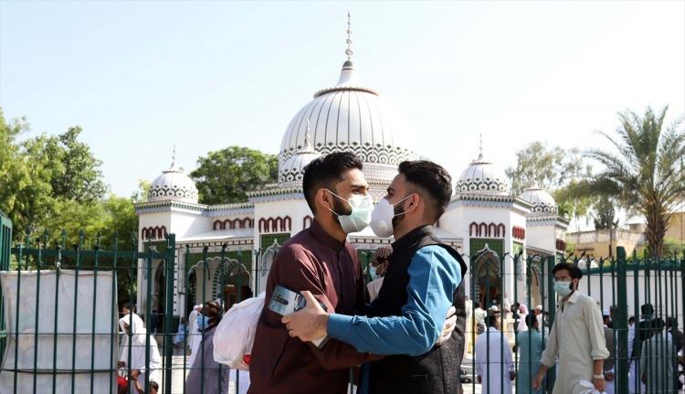 <p>Pakistan'da Ramazan Bayramı yeni tip koronavirüs (Kovid-19) tedbirleri gölgesinde karşılandı. Rawalpindi kentinde bayram namazı, belirli tedbirler kapsamında kılındı.</p>
