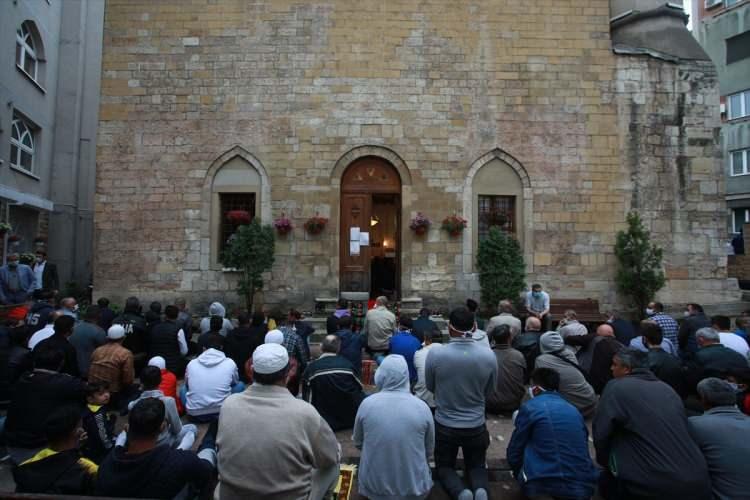 <p>Sırbistan'ın başkenti Belgrad'daki tek cami olan Bayraklı'da da bayram namazı sınırlı katılımla kılındı.</p>
