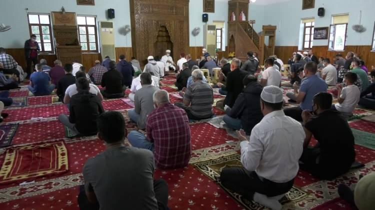 <p>Kuzey Kıbrıs Türk Cumhuriyeti’nde (KKTC) Ramazan Bayramı namazı yeni tip korona virüs nedeniyle sosyal mesafe kuralına uyularak kılındı.<br />
 </p>
