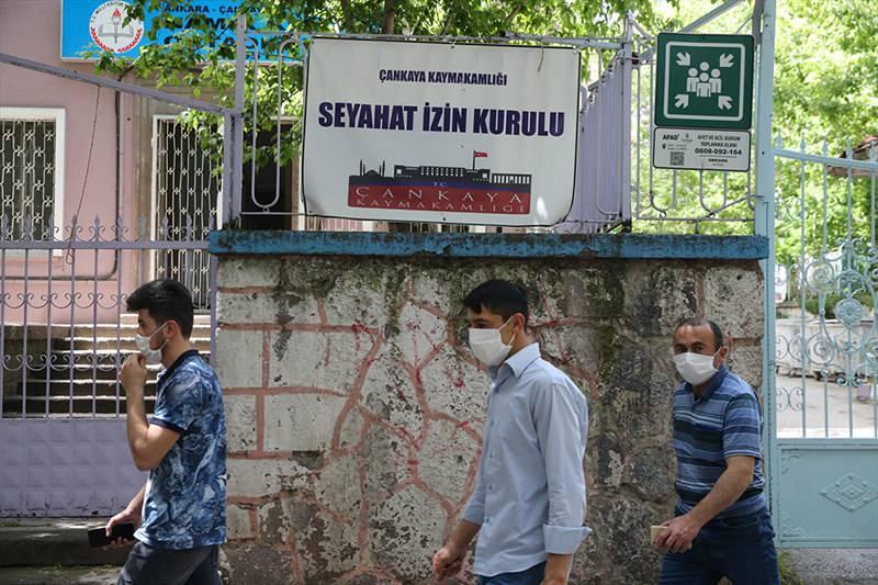 <p>Bir seyahat firması yetkilisi Aydın Zengin, 65 yaş üzeri birçok vatandaşın yarın ve bayramda uygulanacak sokağa çıkma kısıtlamasından sonraki günler için bilet aldıklarını söyledi.</p>
<p> </p>
