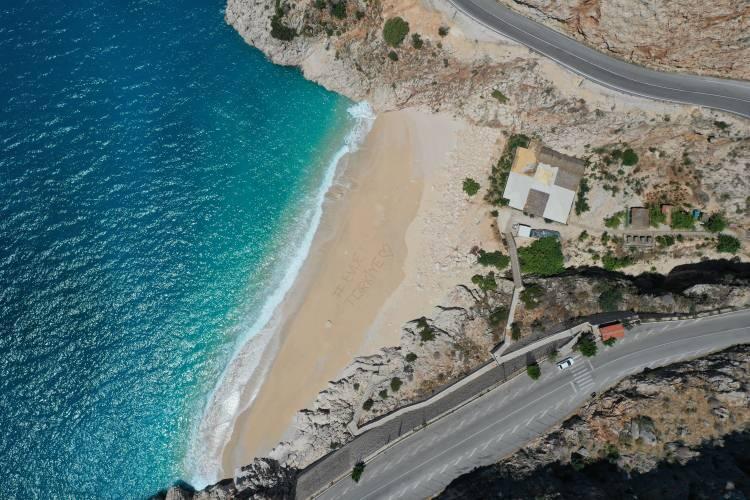 <p>Kaş Belediyesi Kaputaş Sosyal Tesisleri'nin de içinde bulunduğu sahilde bir martı ise denizin keyfini çıkarırken görüntülere yansıdı. Cumhurbaşkanlığınca normalleşme planı takvimi yayınlanırken, 1 Haziran’da otel, bar, pavyon, kulüp, çay bahçeleri, dernek lokalleri, yüzme havuzları, spor merkezi tesisleri açılacak. Bu süreçte Kaş Belediyesi Kaputaş Sosyal Tesisleri de kapılarını ziyaretçilere açmaya hazırlanıyor.</p>
