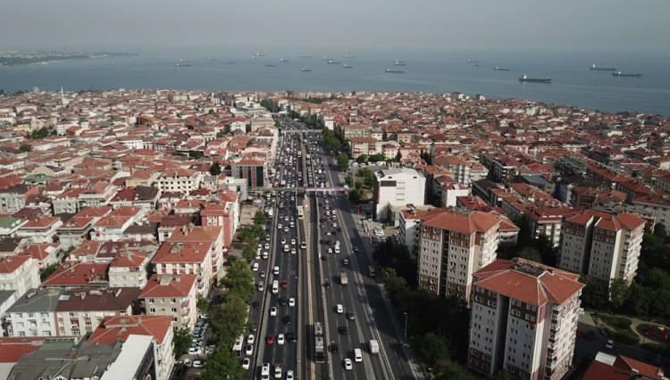 <p>İstanbul'da yaklaşık 2 ayın en yoğun trafiği yaşanıyor. İstanbul Büyükşehir Belediyesi'nin yoğunluk haritasına göre saat 17.30 sıralarında trafik yoğunluğu yüzde 55 seviyelerine ulaştı.</p>
