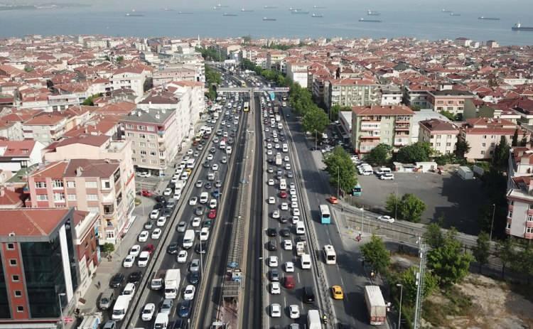 <p>Koronavirüsün Türkiye'de görülmesinin ardından, salgınla mücadele kapsamında yapılan 'evde kal' çağrılarına kulak verilmesinin ardından İstanbul'da trafik yoğunluğunda azalma olmuştu. </p>
