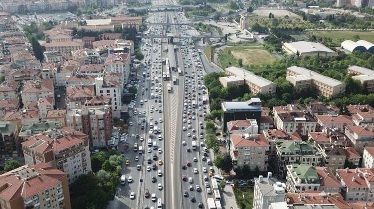 <p>İstanbul Büyükşehir Belediyesi Trafik Kontrol Merkezi Yoğunluk Haritasına göre, kentte yoğunluk saat 17.30 itibarıyla yüzde 55 seviyelerinde ölçüldü. Birçok noktada trafik sıkışıklığı yaşanıyor. </p>
