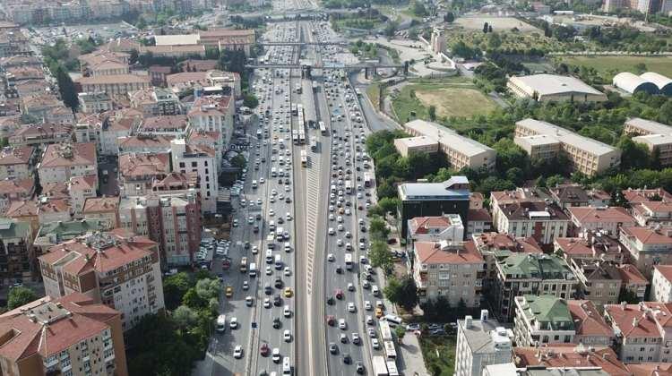 <p>İstanbul Büyükşehir Belediyesi Trafik Kontrol Merkezi Yoğunluk Haritasına göre, kentte yoğunluk saat 17.30 itibarıyla yüzde 55 seviyelerinde ölçüldü. Birçok noktada trafik sıkışıklığı yaşanıyor. </p>