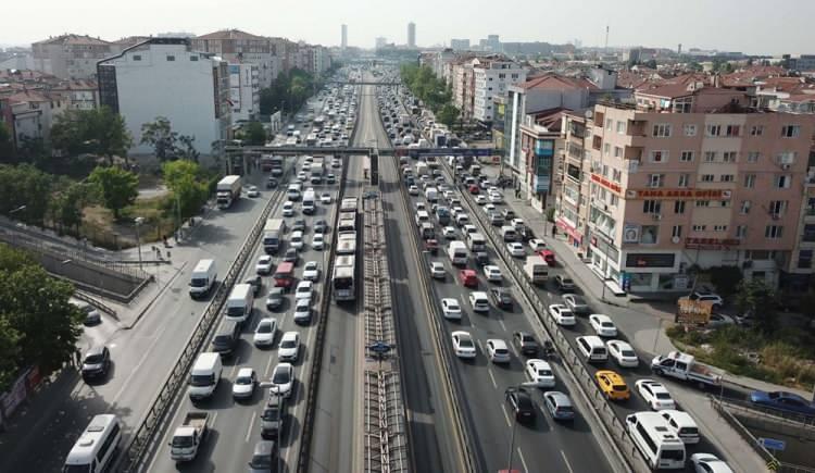 <p>Yoğun trafiğin oluştuğu noktalardan biri D-100 Avcılar oldu. Araçlar uzun kuyruk oluşturdu. </p>