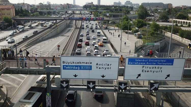 <p>Bostancı D-100 Karayolu'nda da yoğunluk görüldü. D-100 Karayolu Avcılar ve Bostancı'da oluşan trafik havadan görüntülendi.</p>