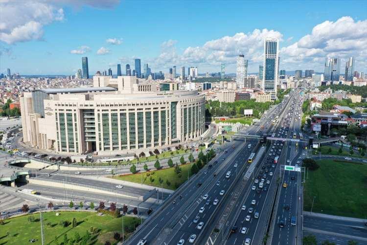 <p>İstanbul'un giriş noktalarından olan E-5 karayolu Tuzla mevkisinde, memleketlerine gitmek için yollara düşen vatandaşlar nedeniyle uzun araç kuyrukları oluştu.</p>
