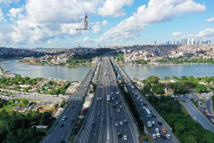 <p>Yollarda denetimlerini sürdüren polis ekipleri tarafından sürücülerin izin belgeleri kontrol edildi, ateşleri ölçüldü.</p>
