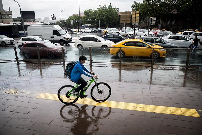 <div><strong>- 15-20 yaş arası gençler de dışarıdaydı</strong></div>
<div> </div>
<div>Sokağa çıkma kısıtlaması 11.00-15.00 saatlerinde kaldırılan 15-20 yaş grubundakiler de cadde ve parklarda vakit geçirdi, bazıları ise aileleriyle alışveriş yaptı. Gençlerin yoğun olarak alışveriş yaptığı Kızılay, Tunalı Hilmi Caddesi ve AVM'lerde hareketlilik oluştu.</div>
<div> </div>