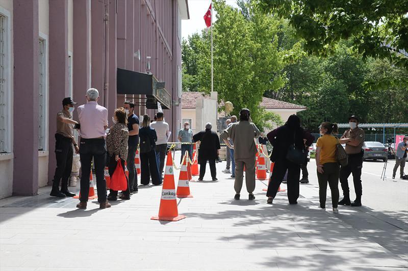 <p>Zengin, "65 yaş ve üzeri vatandaşlarımızı bir süredir görmüyorduk. Mutlu olduk karardan dolayı. Bizim istediğimiz, seyahat izin belgesi olması. Belgelerini gördükten sonra biletlerini verebiliyoruz." dedi.</p>
<p> </p>