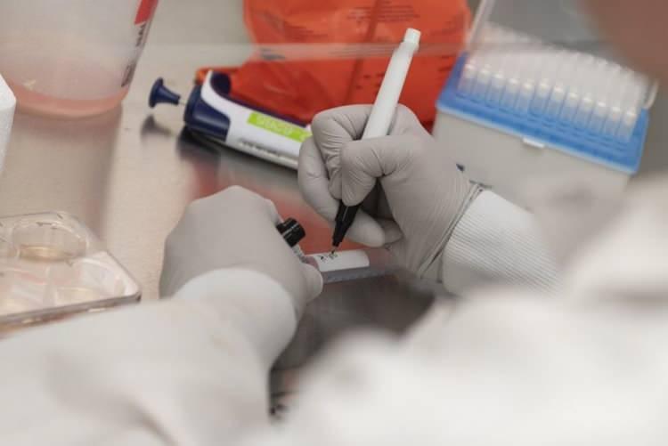 Koronavirüsün dünyadaki en küçük kurbanı hayatını kaybetti
