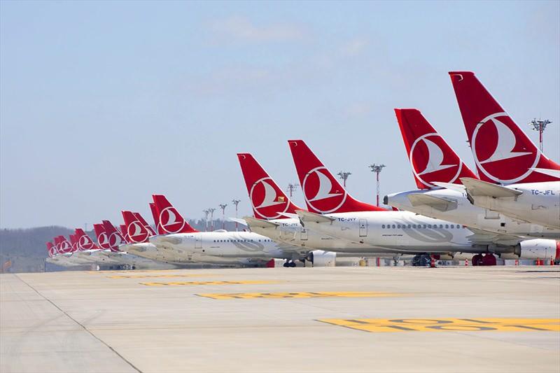 <p>Operasyonlarına ilk olarak, "Devlet Hava Yolları İşletmesi" adıyla İstanbul Atatürk Havalimanı'nda (eski adıyla Yeşilköy Havalimanı) başlayan THY, 1943- 1945 yılları arasında filosuna kattığı yeni uçaklarla bugünkü başarının temellerini attı.</p>

<p> </p>
