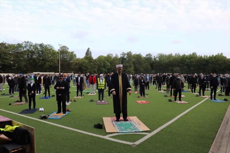 <p>Almanya'da Müslümanlar, yeni tip koronavirüs (Kovid-19) salgını nedeniyle alınan önlemlere uygun şekilde camilerin yanı sıra stadyumlar, spor salonları ve açık alanlarda bayram namazlarını kıldı. Almanya'nın Herne kentinde bölgesel ligde (Landesliga) mücadele eden Herne Fırtınaspor'un organizasyonuyla bayram namazı stadyumda kılındı. Tüm cemiyetleri bir araya getiren ve sosyal mesafe kuralına uyulan bayram namazına yaklaşık 1500 kişi katıldı.</p>
